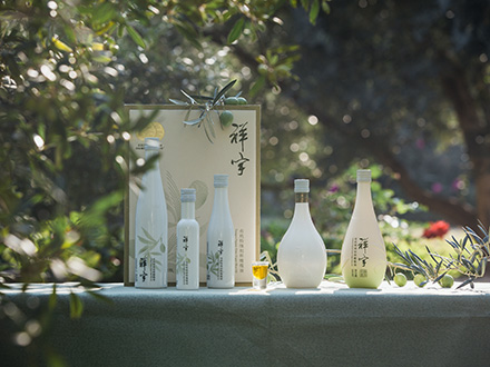 祥宇特級(jí)初榨橄欖油，純手工采摘、精選優(yōu)質(zhì)油橄欖鮮果，用意大利貝亞雷斯全自動(dòng)設(shè)備物理冷榨工藝，在鮮果采摘后8小時(shí)內(nèi)限時(shí)鮮榨而成。