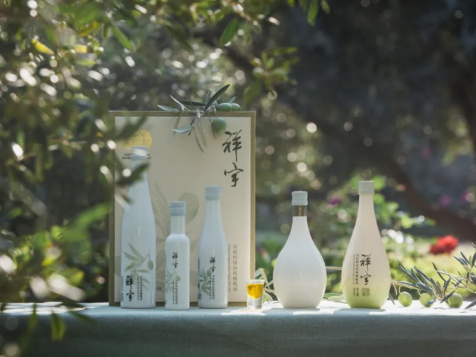 從甘肅隴南的青山幽谷，到一線(xiàn)城市的高端賣(mài)場(chǎng)；從一顆油橄欖在晨露中初綻的青澀，到一..