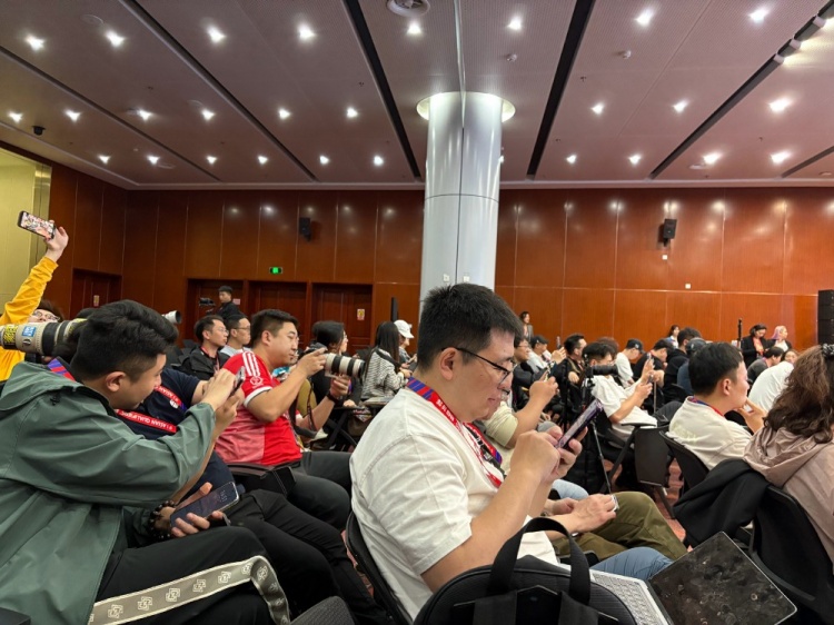 萬眾矚目！記者擠滿國足賽前新聞發(fā)布廳，賽場(chǎng)記者預(yù)計(jì)超300人
