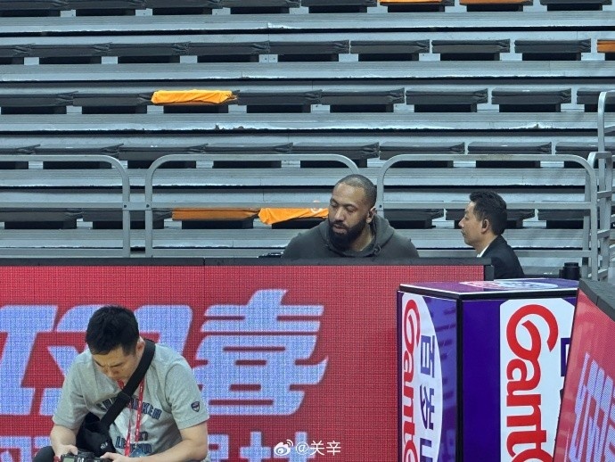 今晚不打？廣東主場(chǎng)迎戰(zhàn)廣廈 吉倫沃特一身便裝現(xiàn)身球館