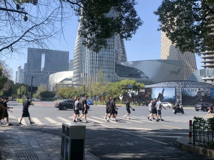 心態(tài)放松，有網(wǎng)友拍到澳大利亞隊(duì)早上在萬(wàn)象城citywalk