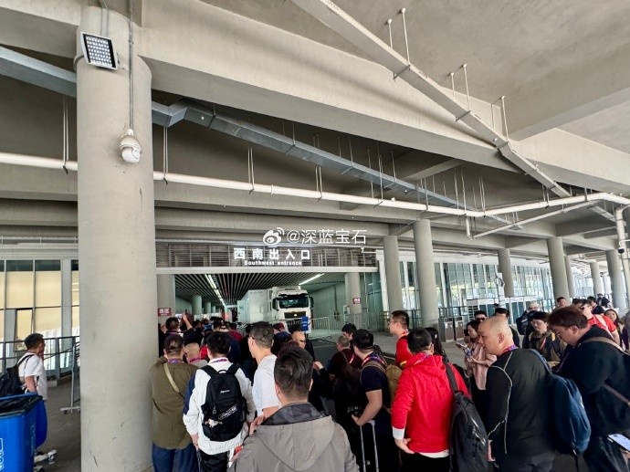 盛況空前！記者曬照：距離中澳之戰(zhàn)還有三小時(shí)，現(xiàn)場(chǎng)記者已超百名