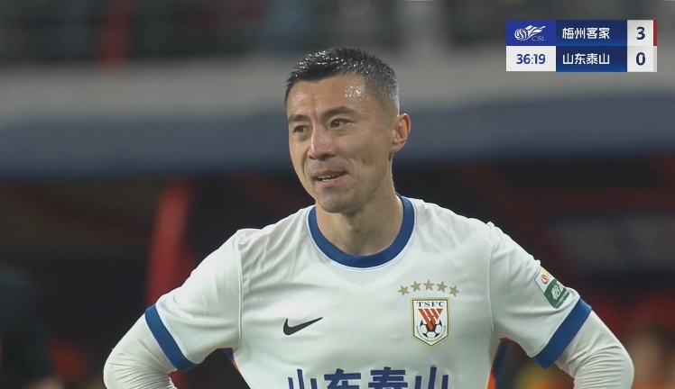 34分鐘0-3落后！36歲鄭錚苦笑36歲大雷沮喪 替補席黃政宇神態(tài)輕松