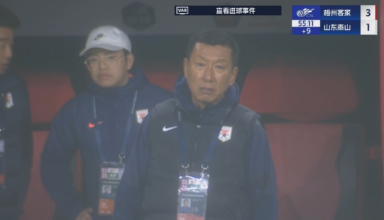 半場1-3落后遞補(bǔ)隊(duì)！場邊的崔康熙表情焦急