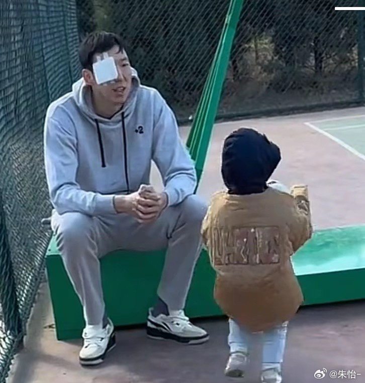 顧家好男人！記者曬出周琦手術(shù)后回歸家庭帶娃照片