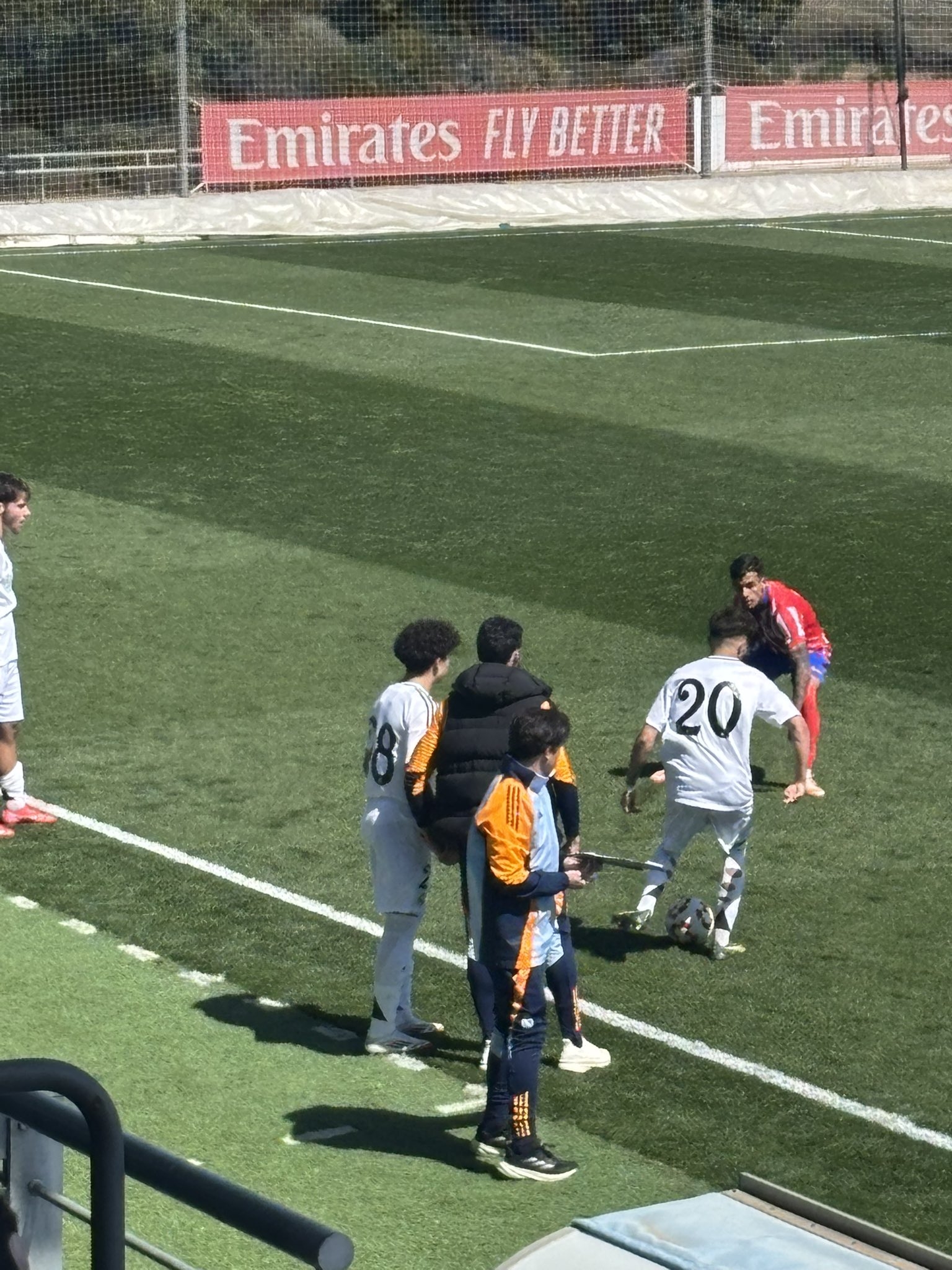 天賦滿滿！馬塞洛15歲兒子恩佐皇馬U19首秀，登場(chǎng)5分鐘腳后跟助攻