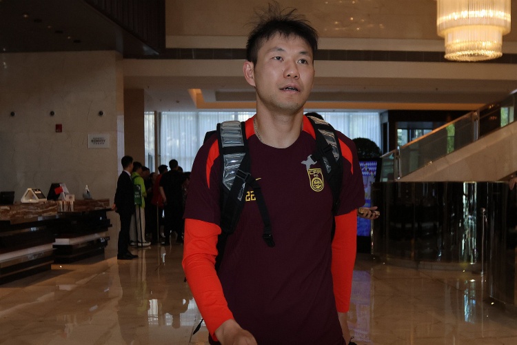 李源一3次助攻位居助攻榜榜首，李璇：再看伊萬發(fā)言覺得有種錯(cuò)亂