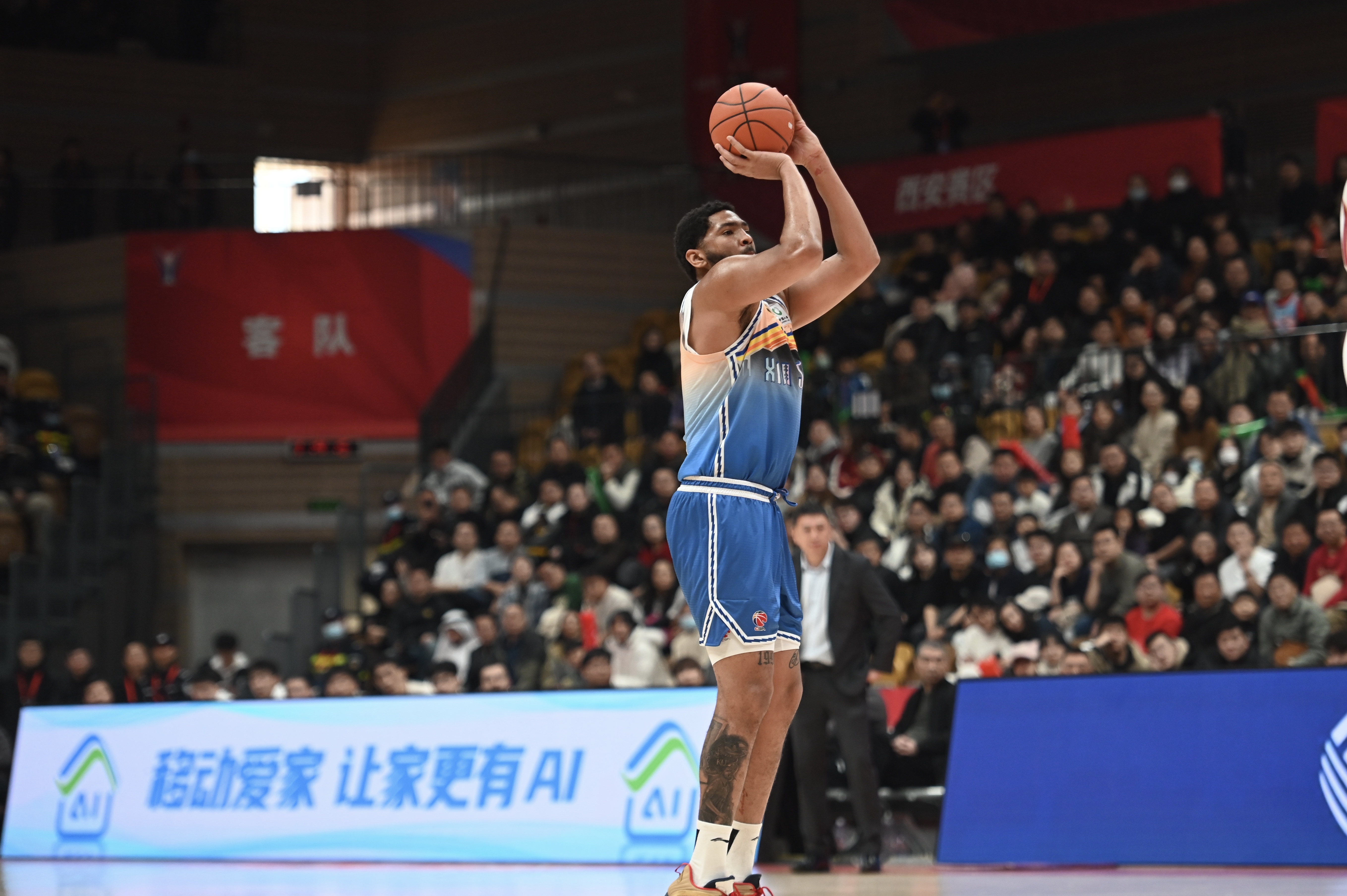 率先發(fā)力！新疆外援勞森首節(jié)7中5拿到11分 三分2中1