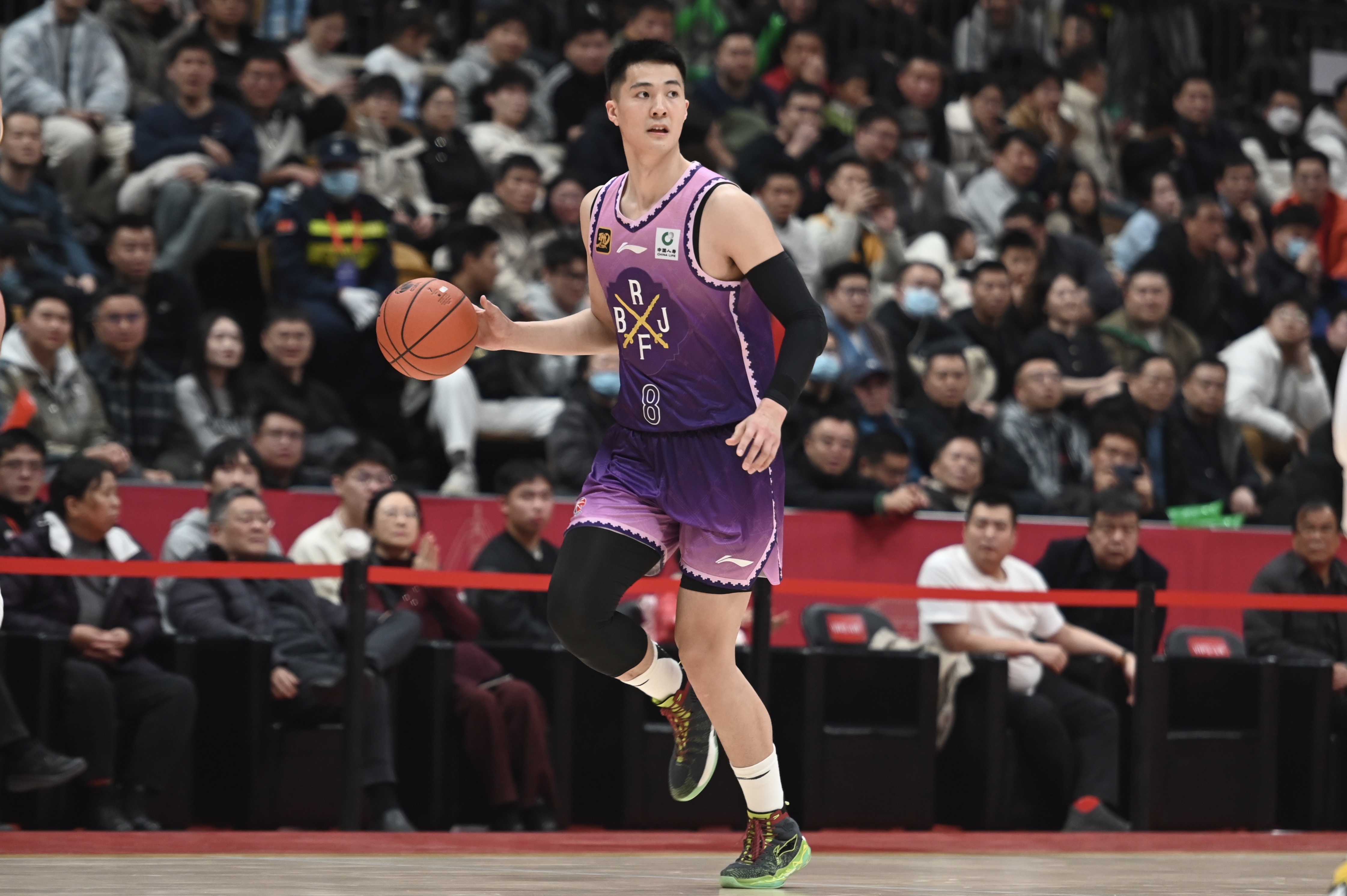 打得不錯(cuò)！朱松瑋半場6中3&三分2中1拿7分&搶下7個(gè)籃板